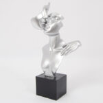 Sculpture couple au baiser résine argent socle noir