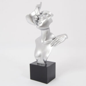Sculpture couple au baiser résine argent socle noir